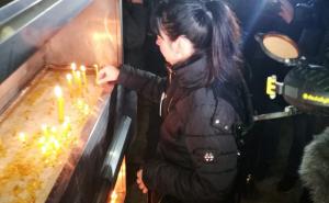 Foto: Slobodan Vasković / Suzana zapalila svijeću u kapelici pored hrama Hrista Spasitelja