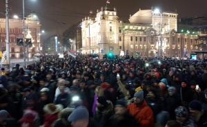 Foto: Twitter / Protesti u Beogradu: Hiljade ljudi na ulicama marširaju protiv Vučića