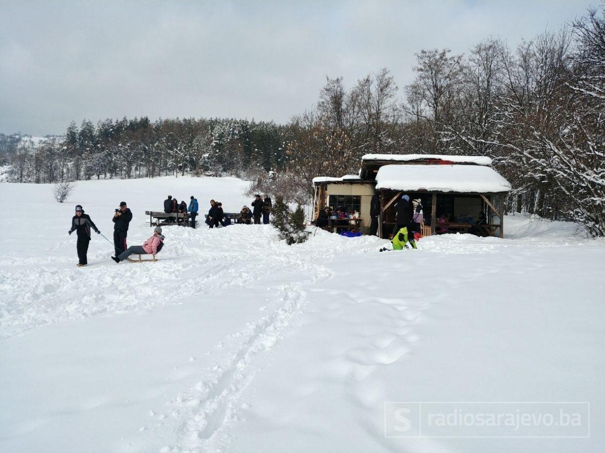Zima /Sarajlije preplavile poznato izletište Barice: Bijeg od smoga i ...