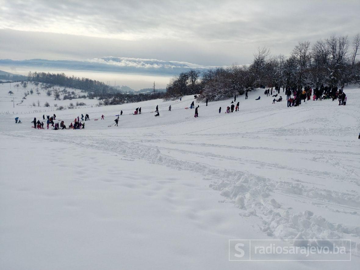 Zima /Sarajlije preplavile poznato izletište Barice: Bijeg od smoga i ...
