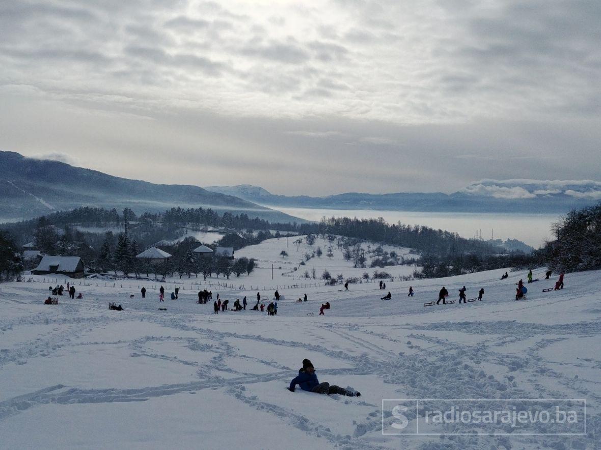 Zima /Sarajlije preplavile poznato izletište Barice: Bijeg od smoga i ...