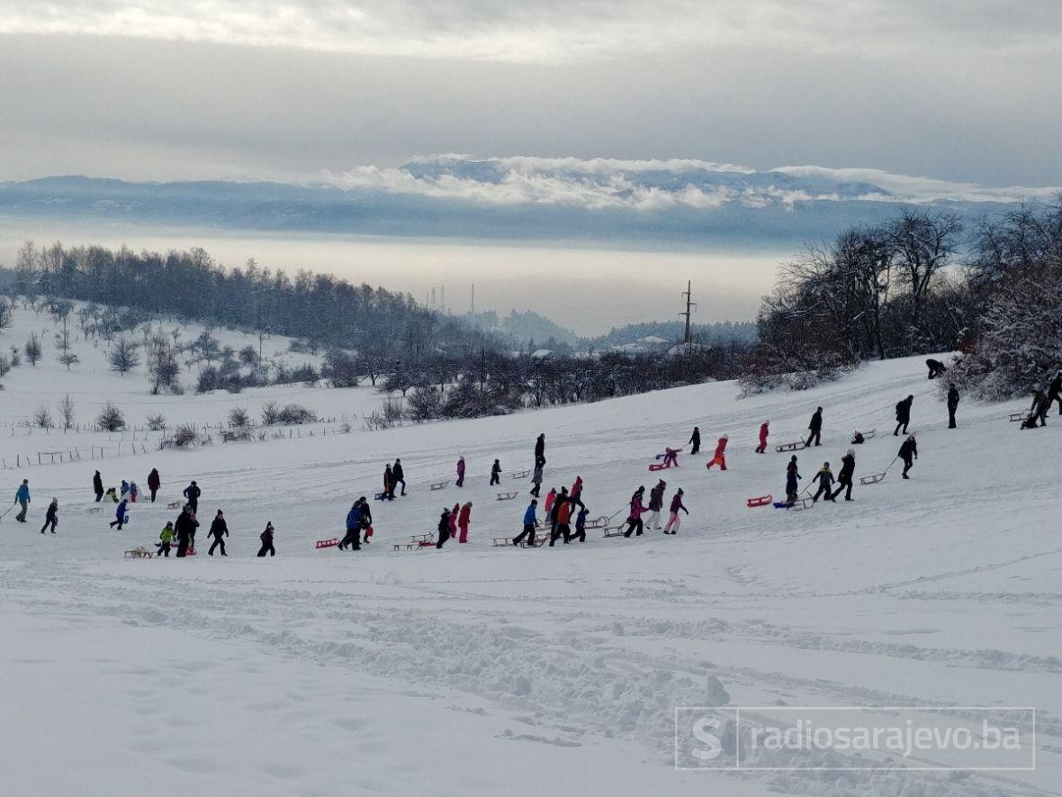 Zima /Sarajlije preplavile poznato izletište Barice: Bijeg od smoga i ...