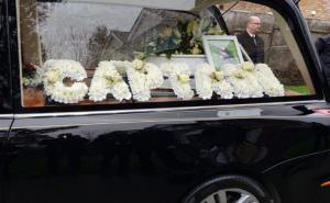 Foto: Kennedy News / Potrošila 4.000 funti za sahranu psa