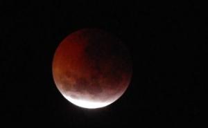 Twitter / Stižu fotografije potpune pomračine Mjeseca iz cijelog svijeta 
