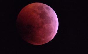 Twitter / Stižu fotografije potpune pomračine Mjeseca iz cijelog svijeta 