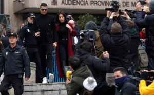 Foto: EPA-EFE / Ronaldo sa nevjenčanom suprugom Georginom dolazi na suđenje u Madridu