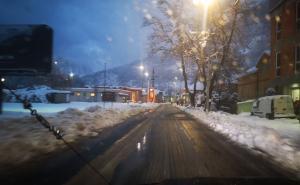 Foto: Čitatelj/Radiosarajevo.ba / Glavna saobraćajnica kroz Jablanicu je jutros očišćena 