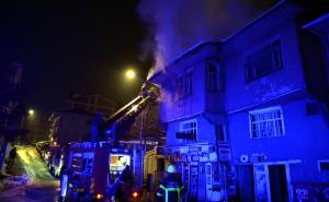 Foto: AA / Dostavljač novina spasio porodicu iz zapaljene kuće