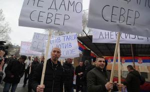 Foto: Tanjug / Građani sjevernog dijela Kosovske Mitrovice protestuju ispred sjedišta Eulexa