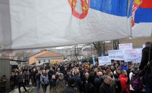Foto: Tanjug / Građani sjevernog dijela Kosovske Mitrovice protestuju ispred sjedišta Eulexa