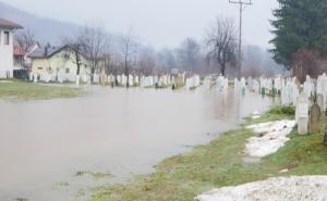 Foto: Mahalla.ba / Voda poplavila i katoličko groblje i muslimansko mezarje u Ostružnici