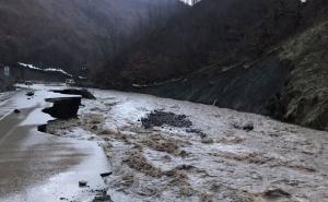 FOTO: Zenit.ba / Poplave kod Zenice: Put za Bistričak potpuno uništen