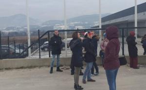 Foto: Agencija DAN / Novi Travnik: Nezadovoljni radnici ispred kapije fabrike