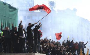 Foto: Tanjug / Na hiljade demonstranata u četvrtak je okružilo zgradu albanskog parlamenta