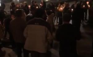 FOTO: Screenshot / Ispred Hrama Hrista Spasitelja ukazali su na nepravdu i zapalili svijeće