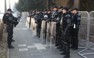 Foto: Dženan Kriještorac / Pojačane mjere sigurnosti ispred Parlamenta FBiH