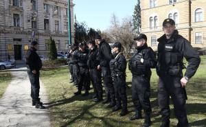 Foto: Dženan Kriještorac / Policija ispred zgrade Vlade KS