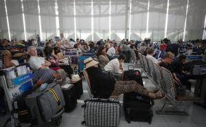 Foto: EPA-EFE / Putnici zarobljeni na aerodromu