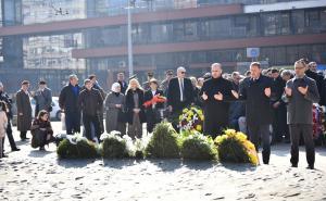 Foto: Admir Kuburović / Radiosarajevo.ba / Polaganje cvijeća na spomen-obilježju ubijenoj djeci Sarajeva