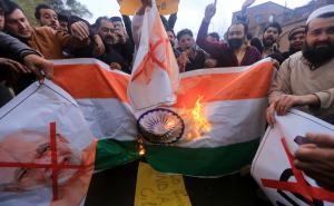 FOTO: EPA / Protestanti u Kašmiru pale indijsku zastavu