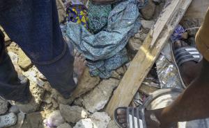 Foto: EPA-EFE / Spašavanje djece koja se nalaze ispod ruševina