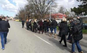 Foto: Facebook / Povorka sa posmrtnim ostacima Davida krenula prema graničnom prijelazu u Gradiški