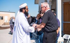 Twitter / Nemuslimani formirali lanac ispred džamije u Christchurchu da bi zaštitili vjernike da obave namaz