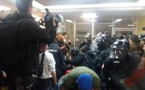 RAS Srbija / Specijalci Srbije nasilno iznose demonstrante iz zgrade RTS-a