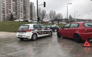 Foto: Radiosarajevo.ba / U sarajevskom naselju Alipašino Polje jutros je došlo do lančanog sudara: Pripadnici MUP-a KS obavljaju uviđaj