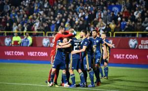 Foto: Dženan Kriještorac / Radiosarajevo.ba / Deni Milošević prima čestitke nakon drugog gola za BiH protiv Armenije