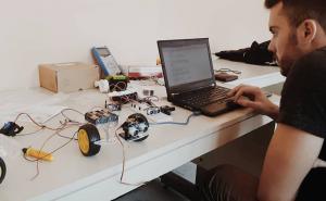 FOTO: Facebook / Haris Salkić u izradi robotske ruke