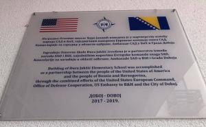 Foto: Ambasada SAD-a u BiH / Ambasador Nelson jučer je svečano otvorio obnovljenu Osnovnu školu „Đura Jakšić“