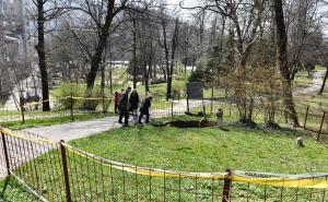 Foto: Općina Centar / Načelnik Ajndažić sa saradnicima obišao rupu u Velikom parku