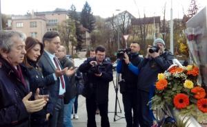 Foto: Semra Hodžić / Radiosarajevo.ba / S odavanja  počasti i polaganja cvijeća na spomen-ploču na Mostu Suade Dilberović i Olge Sučić