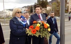Foto: Semra Hodžić / Radiosarajevo.ba / S odavanja  počasti i polaganja cvijeća na spomen-ploču na Mostu Suade Dilberović i Olge Sučić