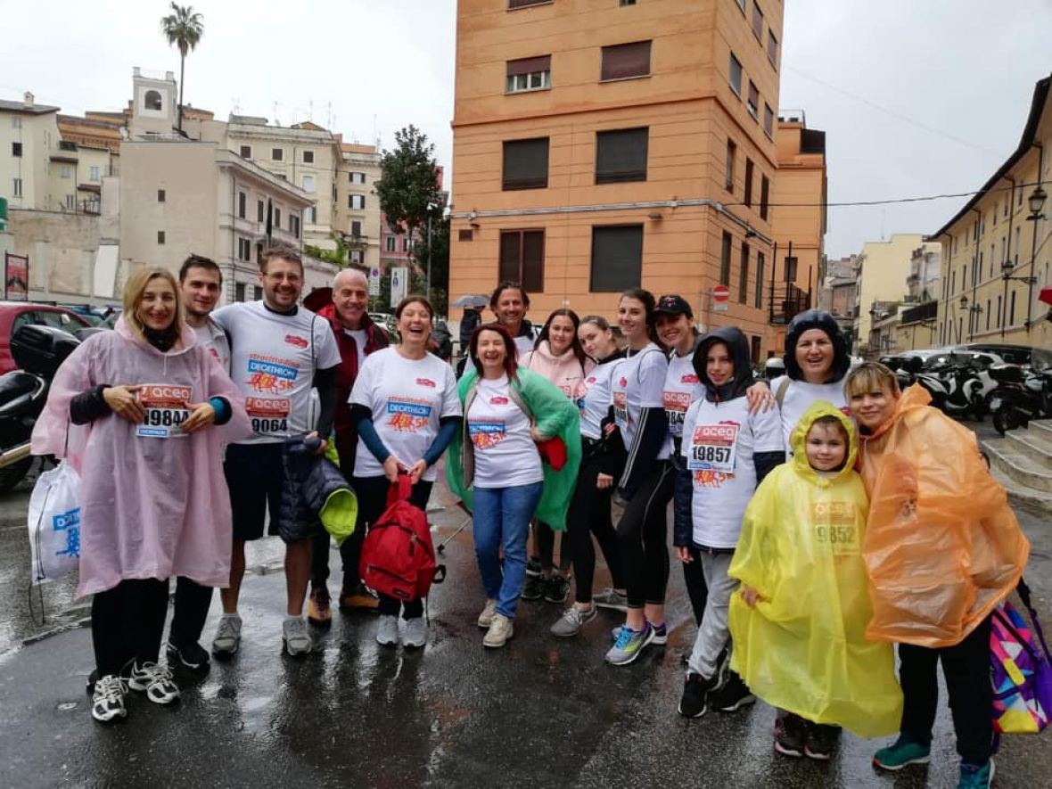 Foto: Facebook/Amra i Sofia sa bh. građanima na maratonu u Rimu