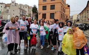 Foto: Facebook / Amra i Sofia sa bh. građanima na maratonu u Rimu
