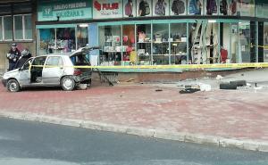 Radiosarajevo.ba / Vozač Renaulta Clio je izgubio kontrolu nad vozilom i zabio se u knjižaru