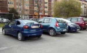 Foto: Radiosarajevo.ba / Napušteni automobili na parkingu na Trgu Heroja