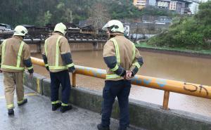 Foto: Dženan Kriještorac / Radiosarajevo.ba / Vatrogasci i policija dežuraju kod brane na Miljacki