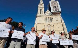 Facebook / Akcija ‘Stajanje u znak sjećanja na žrtve ratnog zločina počinjenog u selu Ahmići’ na Kaptolu u Zagrebu