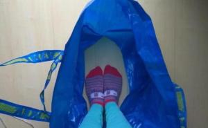 Foto: Facebook / Velika plava vreća pokazala se savršenim rješenjem za mladenke