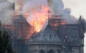 Foto: EPA-EFE / U čuvenoj pariškoj katedrali Notre Dame danas poslijepodne je izbio požar