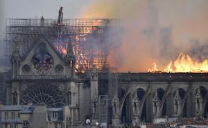 Foto: EPA-EFE / Požar u čuvenoj pariškoj katedrali Notre Dame