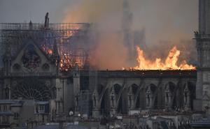 Foto: EPA-EFE / U čuvenoj pariškoj katedrali Notre Dame danas poslijepodne je izbio požar