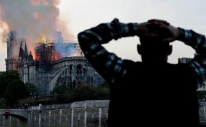Foto: Twitter / Urušavanje krova i tornja Notre Dame