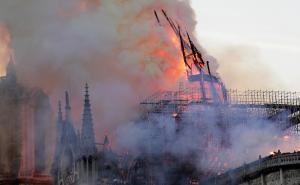 Foto: EPA-EFE / Urušavanje tornja Notre Dame