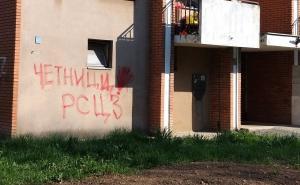 Foto: Dženan Kriještorac / Radiosarajevo.ba / Grafit ispisan crvenom bojom na kojem piše “Četnici RS CZ”