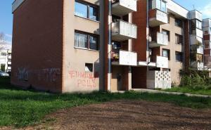 Foto: Dženan Kriještorac / Radiosarajevo.ba / Grafit ispisan crvenom bojom na kojem piše “Četnici RS CZ”