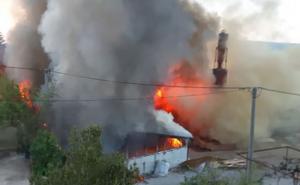 Foto: Jabuka.tv / Požar je izbio u jutarnjim satima, vatra je zahvatila cijeli objekt